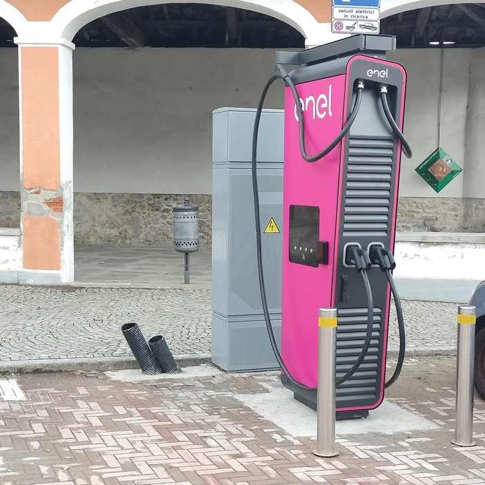 Firme contro la colonnina di ricarica delle auto elettriche: “Danneggia l’ala” Firme contro la colonnina di ricarica delle auto elettriche: “Danneggia l’ala”