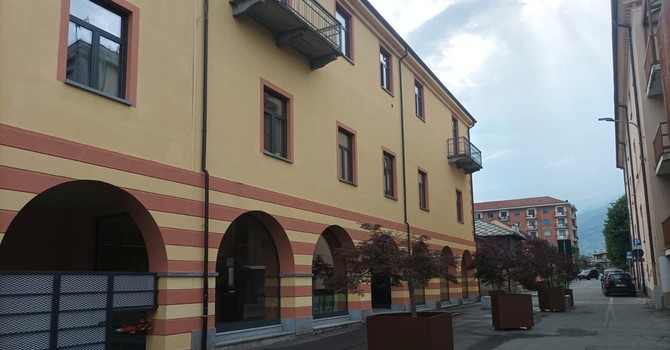 Semina la paura nel municipio di Luserna San Giovanni con un bastone in mano Semina la paura nel municipio di Luserna San Giovanni con un bastone in mano