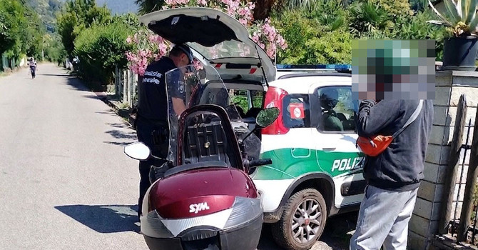 Scarica il passeggero e scappa in moto: nei guai un 55enne di Angrogna con precedenti penali