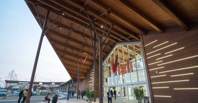 L'ingresso del centro commerciale 'visitato' dai ladri