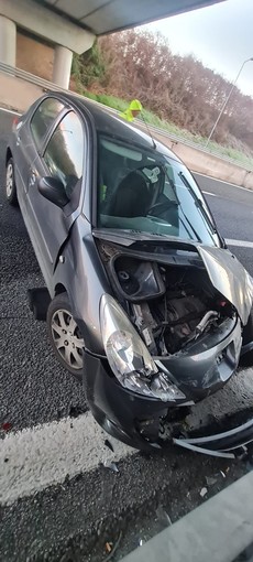 Incidente sulla Torino-Pinerolo: auto distrutta e conducente in ospedale