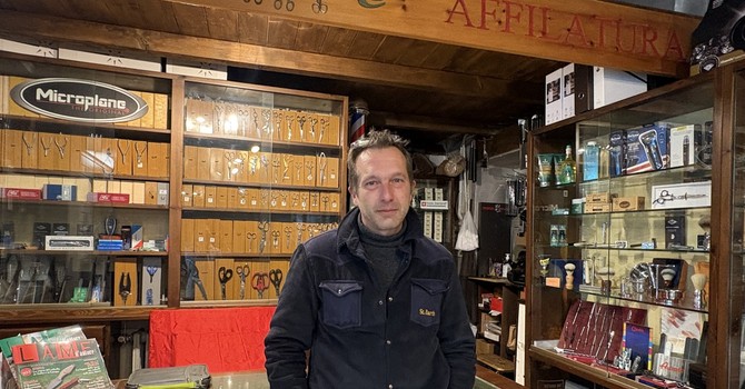 L’Antica Coltelleria Broard di via del Pino chiude: “Ho abbassato la serranda a Natale e non la rialzo più”