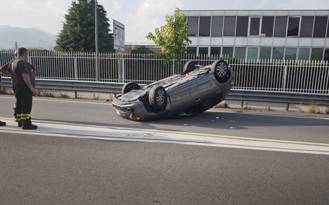 Un'altra auto ribaltata sulla Provinciale 161 a Luserna San Giovanni