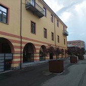Semina la paura nel municipio di Luserna San Giovanni con un bastone in mano