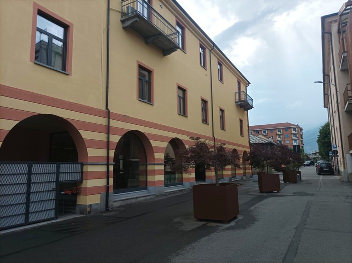 Semina la paura nel municipio di Luserna San Giovanni con un bastone in mano Semina la paura nel municipio di Luserna San Giovanni con un bastone in mano