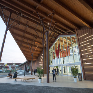 L'ingresso del centro commerciale 'visitato' dai ladri