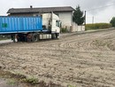 Camion finisce fuori strada nelle campagne di Vigone