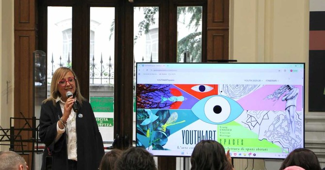 Tre itinerari artistici per le strade di Pinerolo realizzati da studentesse e studenti del Liceo Curie Tre itinerari artistici per le strade di Pinerolo realizzati da studentesse e studenti del Liceo Curie