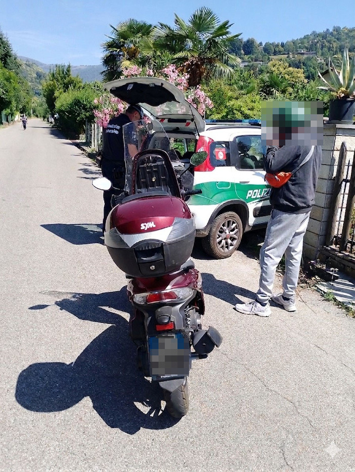 Scarica il passeggero e scappa in moto: nei guai un 55enne di Angrogna con precedenti penali