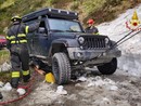 Fuoristrada in bilico sul dirupo, intervengono i vigili del fuoco di Pinerolo [FOTO]