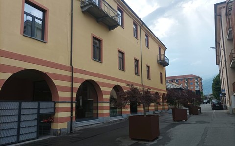 Semina la paura nel municipio di Luserna San Giovanni con un bastone in mano