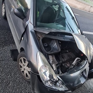 Incidente sulla Torino-Pinerolo: auto distrutta e conducente in ospedale
