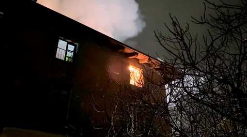 Incendio nella notte in una villa sulla collina di Luserna San Giovanni