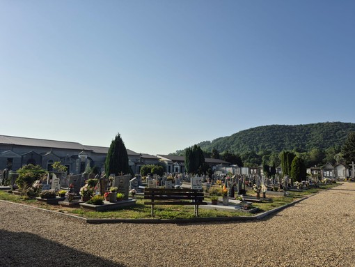 Dai fiori rubati ai bivacchi nelle tombe: il cimitero di Luserna San Giovanni sotto osservazione