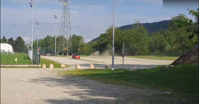 Acrobazie in minicar nell’area pedonale del Bersaglio di Luserna San Giovanni [VIDEO]
