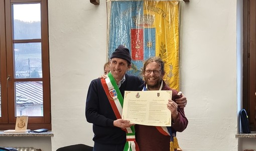 Alex Maurino a sinistra, alla firma del gemellaggio