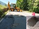 I lavori in corso e nel riquadro il buco nell’asfalto