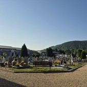 Dai fiori rubati ai bivacchi nelle tombe: il cimitero di Luserna San Giovanni sotto osservazione