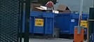 La persona tra i container