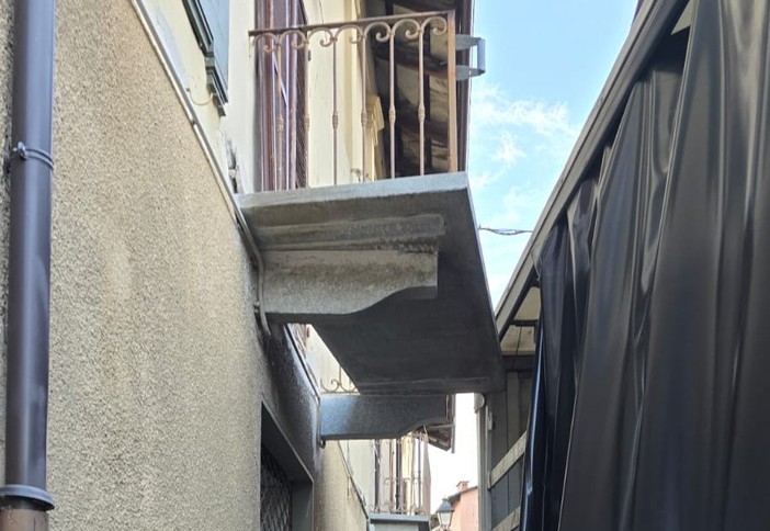 Il camion contro il balcone