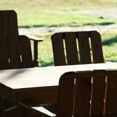 Arredo esterno e materiali naturali: cosa valutare prima di ristrutturare uno spazio verde