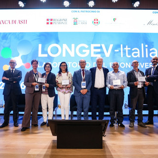 La consegna del Premio LONGEV-Italia nell’Auditorium di Banca di Asti.
