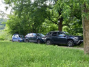 Le auto lungo la stradina sterrata che costeggia il Pellice