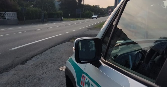 Automobilista e corriere con assicurazione scaduta nel 2025: ripresi i controlli a Luserna San Giovanni
