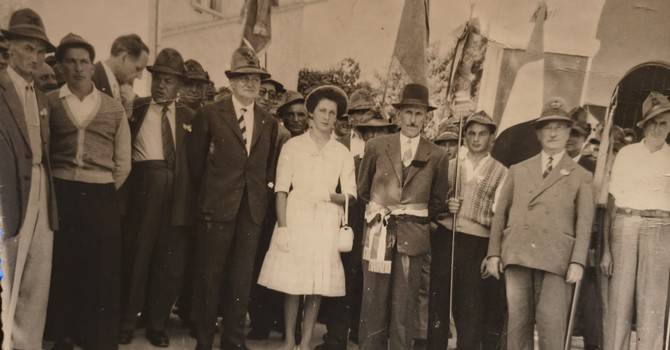 Una delle prime foto degli alpini, con Domenico Bricco, sindaco e primo capogruppo