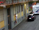 Lo spaccio dalla finestra