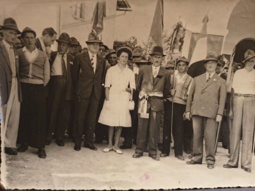 Una delle prime foto degli alpini, con Domenico Bricco, sindaco e primo capogruppo