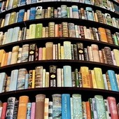 Tra un’opera prima e una tartina: se al Salone del Libro non ci si accontenta più della lettura Tra un’opera prima e una tartina: se al Salone del Libro non ci si accontenta più della lettura