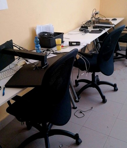 Ladri nei locali di Radio Beckwith a Luserna San Giovanni: “Lo studio trovato a soqquadro” Ladri nei locali di Radio Beckwith a Luserna San Giovanni: “Lo studio trovato a soqquadro”