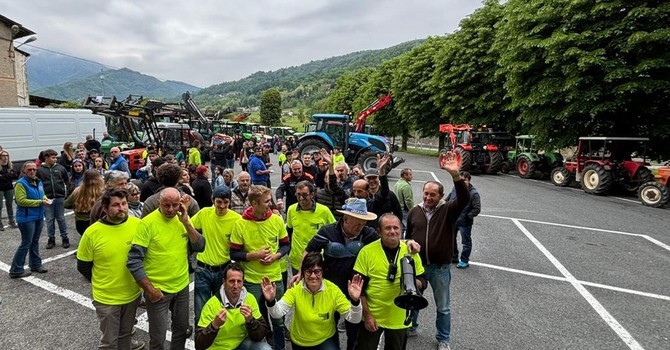 Tra vintage e debutti: la sfilata dei trattori di Luserna San Giovanni premia tutte le età