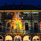 La proiezione sulla facciata del municipio