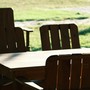 Arredo esterno e materiali naturali: cosa valutare prima di ristrutturare uno spazio verde