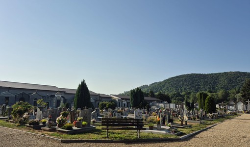 Dai fiori rubati ai bivacchi nelle tombe: il cimitero di Luserna San Giovanni sotto osservazione Dai fiori rubati ai bivacchi nelle tombe: il cimitero di Luserna San Giovanni sotto osservazione