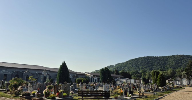 Dai fiori rubati ai bivacchi nelle tombe: il cimitero di Luserna San Giovanni sotto osservazione Dai fiori rubati ai bivacchi nelle tombe: il cimitero di Luserna San Giovanni sotto osservazione