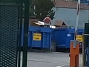 La persona tra i container La persona tra i container