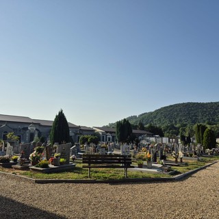 Dai fiori rubati ai bivacchi nelle tombe: il cimitero di Luserna San Giovanni sotto osservazione