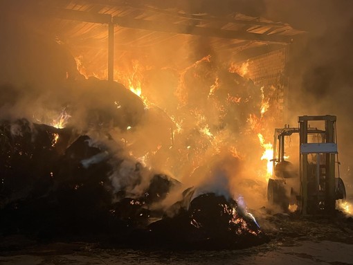 In fiamme un cascinale in via Bagnolo a Cavour