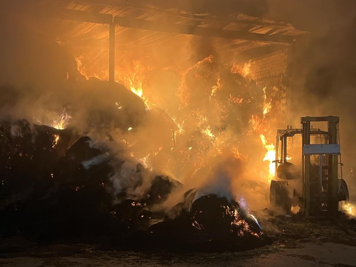In fiamme un cascinale in via Bagnolo a Cavour