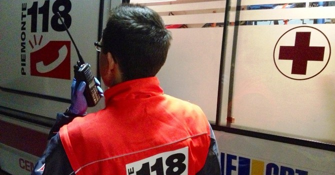 Si ribalta in auto: 35enne muore dopo mezz'ora di tentativi per salvarla