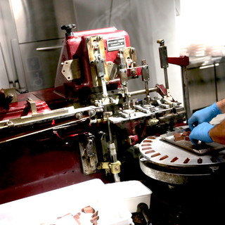 Cioccolato amaro. Lindt battaglia sull'Igp al giandujotto: ricorre al Tar mentre apre un negozio a Torino