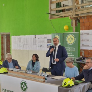Il presidente Luca Ferrua in piedi
