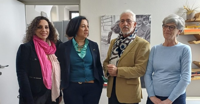 Franco Senestro all’inaugurazione della mostra a None, con, da sinistra, Paola Difino, Caterina Greco e Loredana Brussino
