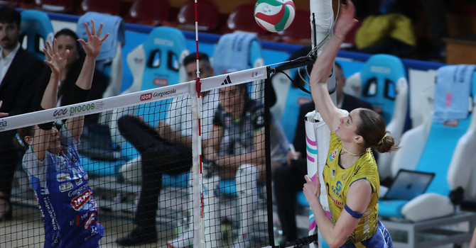 Attacco di Dodson (foto Lega Volley Femminile) Attacco di Dodson (foto Lega Volley Femminile)