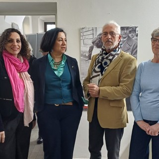 Franco Senestro all’inaugurazione della mostra a None, con, da sinistra, Paola Difino, Caterina Greco e Loredana Brussino