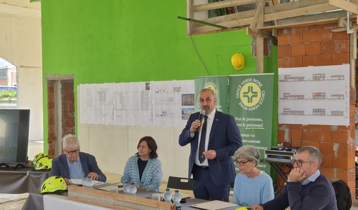 Luca Ferrua, al centro, alla presentazione della nuova sede Luca Ferrua, al centro, alla presentazione della nuova sede