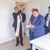 Il cardinale Repole benedice gli alloggi Il cardinale Repole benedice gli alloggi